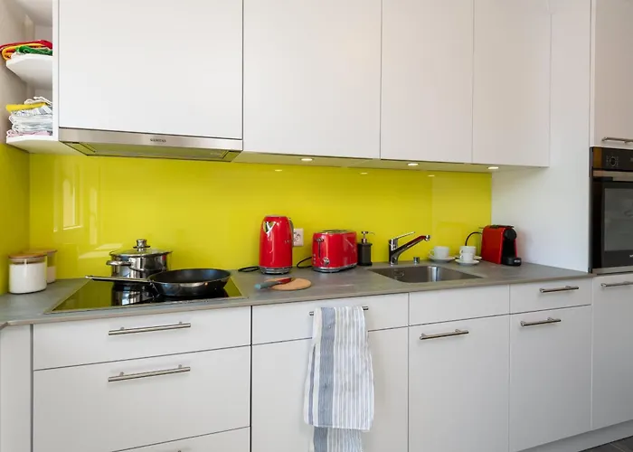 Beautiful Modern Family With Free Parking Apartment